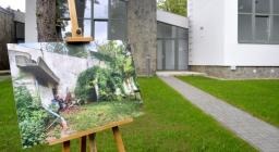 A Szentendrei Régi Művésztelep és Galéria részlete, előtérben a régi állapotot ábrázoló fotó 2013. szeptember 27-én. Ezen a napon Balog Zoltán, az emberi erőforrások minisztere és Hornyák Tibor, a Magyar Alkotóművészeti Közhasznú Nonprofit Kft. ügyvezető igazgatója adta át a megújult művésztelepet.