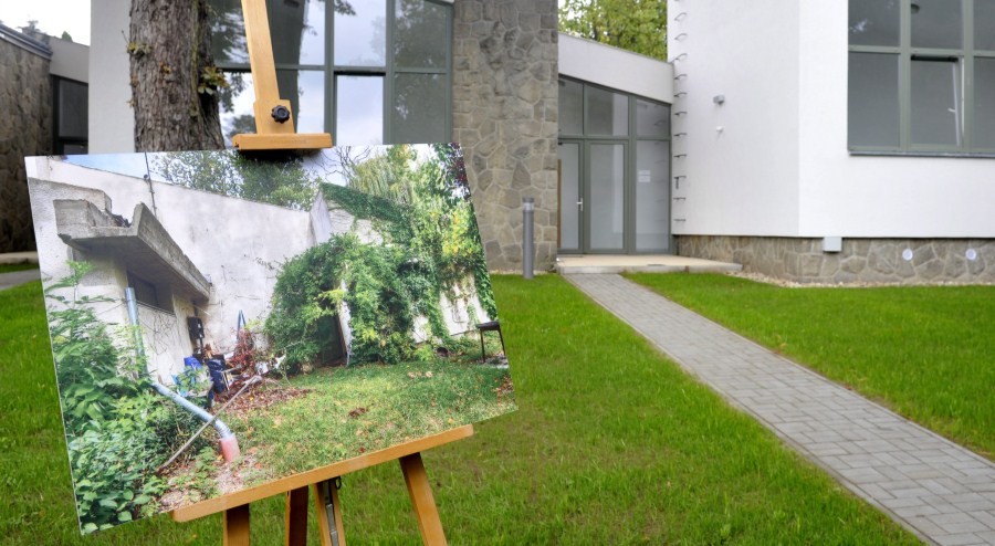 A Szentendrei Régi Művésztelep és Galéria részlete, előtérben a régi állapotot ábrázoló fotó 2013. szeptember 27-én. Ezen a napon Balog Zoltán, az emberi erőforrások minisztere és Hornyák Tibor, a Magyar Alkotóművészeti Közhasznú Nonprofit Kft. ügyvezető igazgatója adta át a megújult művésztelepet. A Szentendrei Régi Művésztelep és Galéria részlete, előtérben a régi állapotot ábrázoló fotó 2013. szeptember 27-én. Ezen a napon Balog Zoltán, az emberi erőforrások minisztere és Hornyák Tibor, a Magyar Alkotóművészeti Közhasznú Nonprofit Kft. ügyvezető igazgatója adta át a megújult művésztelepet.