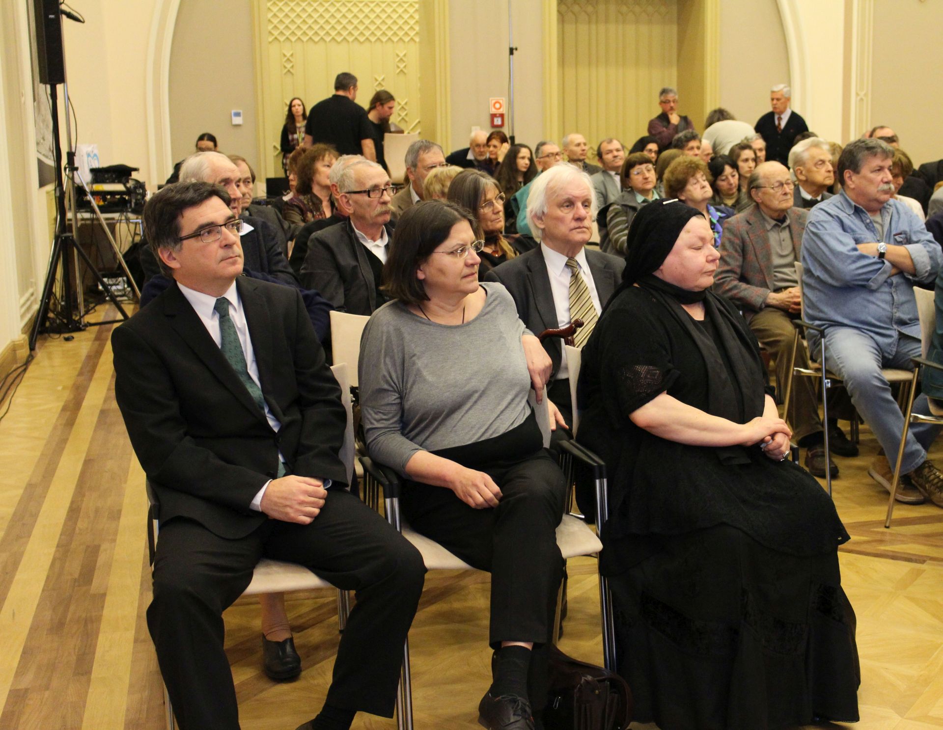 Az első sorban: Sturm László, Pécsi Györgyi és Kiss Anna