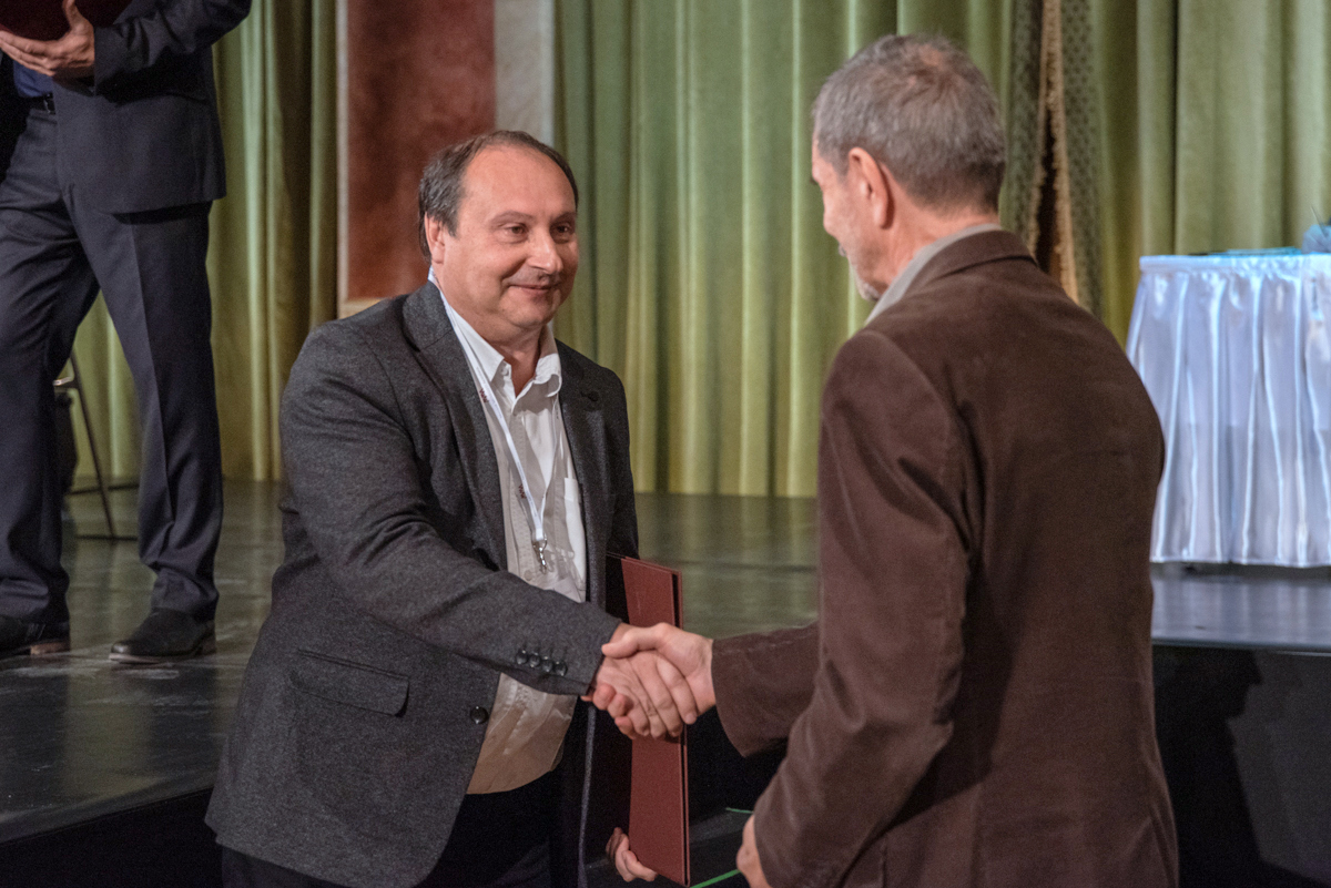 Ádám Gyula díjat vesz át Buglya Sándortól
